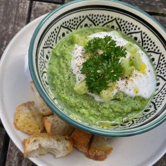 Grüne Gazpacho mit Erbsen