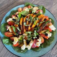 Tomaten-Pfirsisch-Salat mit gegrilltem Hähnchen