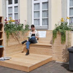 Parklett mit Bücherschrank