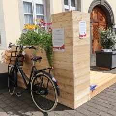 Parklett mit Bücherschrank