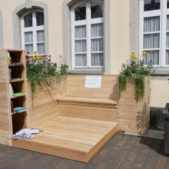 Parklett mit Bücherschrank