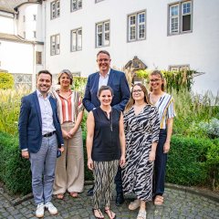 Der rheinland-pfälzische Ministerpräsident Alexander Schweitzer besucht im Rahmen einer Pressereise das Koblenzer Rathaus und informiert sich dort bei der Klimaleitstelle der Stadtverwaltung und Oberbürgermeister David Langner über die Klimamaßnahmen in Koblenz.