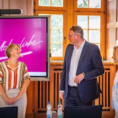 Der rheinland-pfälzische Ministerpräsident Alexander Schweitzer besucht im Rahmen einer Pressereise das Koblenzer Rathaus und informiert sich dort bei der Klimaleitstelle der Stadtverwaltung und Oberbürgermeister David Langner über die Klimamaßnahmen in Koblenz.