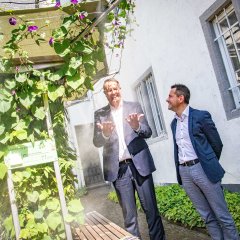 Der rheinland-pfälzische Ministerpräsident Alexander Schweitzer besucht im Rahmen einer Pressereise das Koblenzer Rathaus und informiert sich dort bei der Klimaleitstelle der Stadtverwaltung und Oberbürgermeister David Langner über die Klimamaßnahmen in Koblenz.