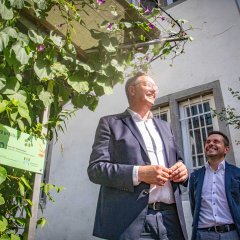 Der rheinland-pfälzische Ministerpräsident Alexander Schweitzer besucht im Rahmen einer Pressereise das Koblenzer Rathaus und informiert sich dort bei der Klimaleitstelle der Stadtverwaltung und Oberbürgermeister David Langner über die Klimamaßnahmen in Koblenz.