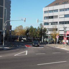 Blick über die Kreuzung in die Neversstraße von der Hohenzollernstraße