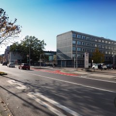 Neue Markierungen in der Hohenzollernstraße mit Blick Richtung Westen auf die Kreuzung an der Neversstraße / Ludwigstraße