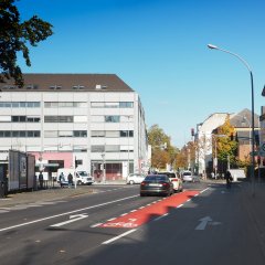 Neue Markierungen in der Hohenzollernstraße mit Blick Richtung Norden auf die Kreuzung an der Neversstraße / Ludwigstraße