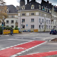 Die Fuß- und Radverkehrsführung an der großen Kreuzung Hohenzollernstraße / Neversstraße / Ludwigstraße wurde verbessert.